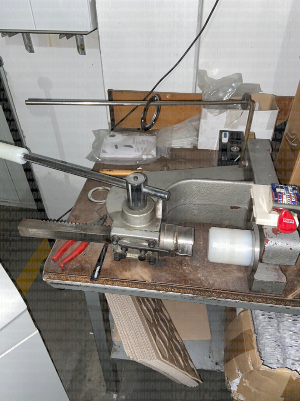 Пресс для надевания заднего фланца на манометр